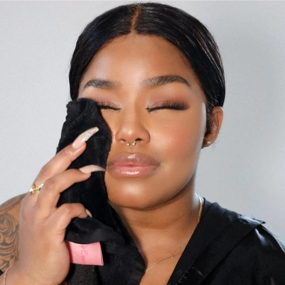 SOLD MakeUp Eraser Cloth- Black - Picture 4 of 5